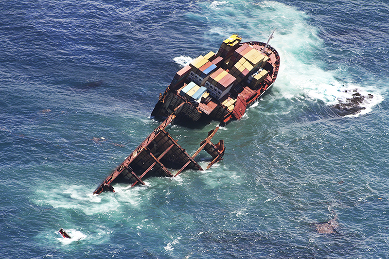 Rena : Container Ship Runs Aground : Tauranga : New Zealand : Personal Photo Projects :  Richard Moore Photography : Photographer : 